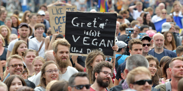 Schild auf einer Demo: "Greta isst vegan. Und Du?"