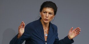 Sarah Wagenknecht groß gestikulierend