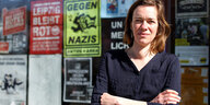 Juliane Nagel steht mit verschränkten Armen vor ihrem Abgeordnetenbüro in Leipzig