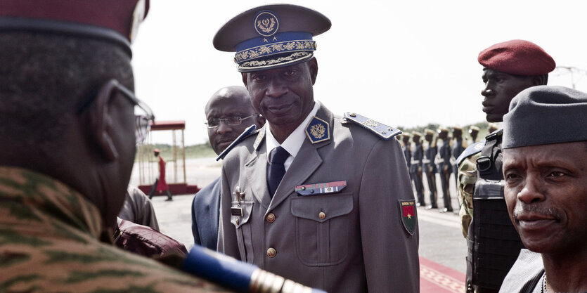 General Gilbert Diendere trägt eine Militäruniform und blickt in die Kamera