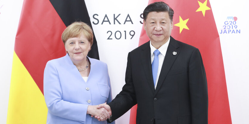 Bundeskanzlerin Angela Merkel gibt Xi Jinping, Präsident von China, während des G20-Gipfels Ende Juni 2019 in Osaka die Hand.