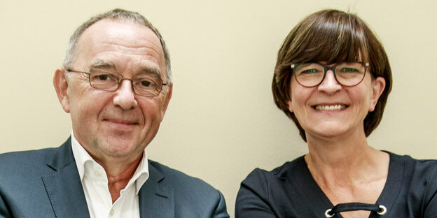 Mann und Frau mit Brillen lächeln