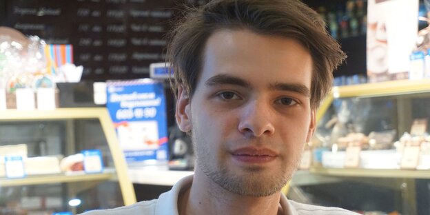 Junger Mann mit braunem Haar Junger Mann mit braunem Haar