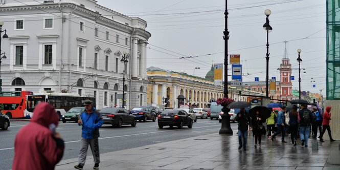 Straße und Häuser in St. Petersburg