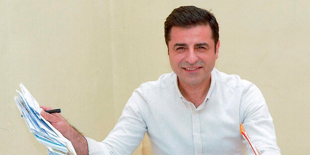 Selahattin Demirtas, Präsidentschaftskandidat der oppositionellen pro-kurdischen Partei HDP, sitzt in seiner Zelle im Gefängnis