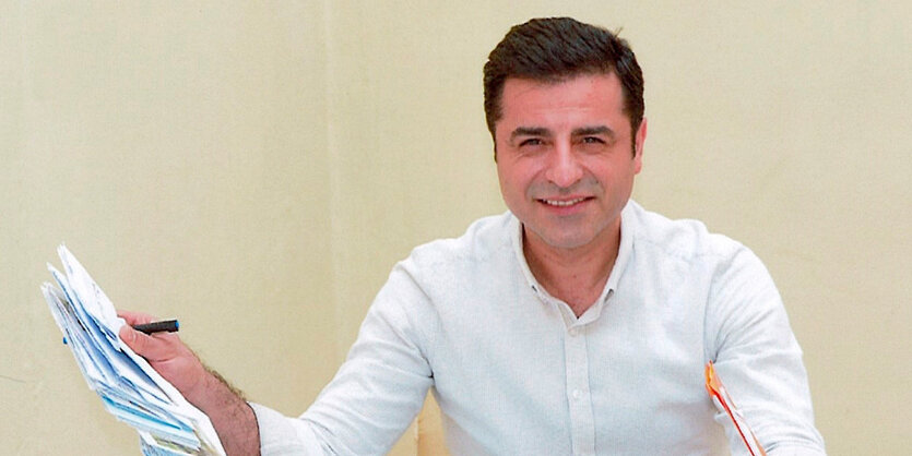 Selahattin Demirtas, Präsidentschaftskandidat der oppositionellen pro-kurdischen Partei HDP, sitzt in seiner Zelle im Gefängnis