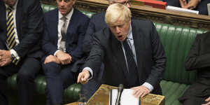 Boris Johnson gestikuliert wild im Unterhaus