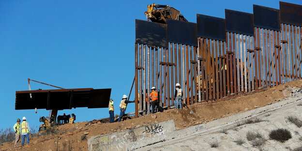 Arbeiter errichten einen neuen Abschnitt der US-Grenzmauer