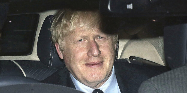 Boris Johnson sitzt auf dem Rücksitz eines Autos