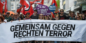 Demotransparent mit Text "Gemeinsam gegen Rechten Terror"