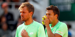 Andreas Mies und Kevin Krawietz in hellgrünen Trikots in Nahaufnahme im Stadion