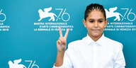 Der Kinderdarsteller Petr Kotlár macht ein Peacezeichen auf dem roten Teppich in Venedig