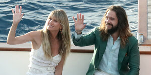 Heidi Klum und Tom Kaulitz winken von einem Schiff
