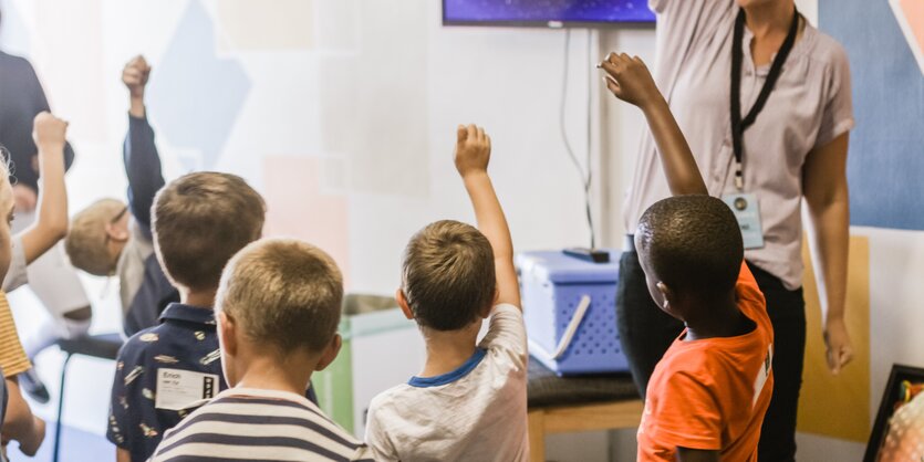 Schüler melden sich in der Schule