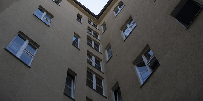 Blauer Himmel über Berliner Mietshaus