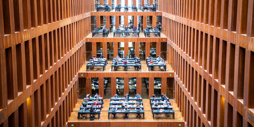 Studierende im Grimm-Zentrum, der Bibliothek der Berliner Humboldt-Universität