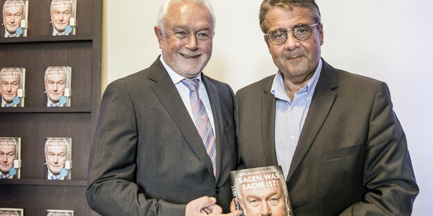 Kubicki und Gabriel mit einem Exemplar des neuen Buches