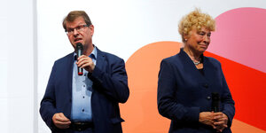 Ralf Stegner und Gesine Schwan stehen auf der Bühne und sprechen zum Publikum