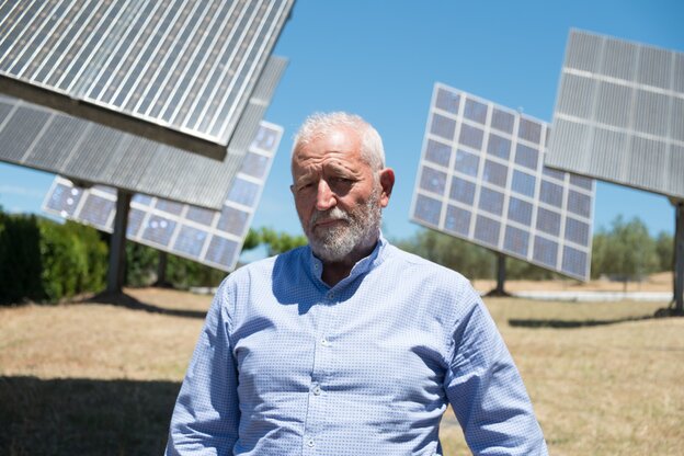 Ein Mann steht vor Solarpanelen