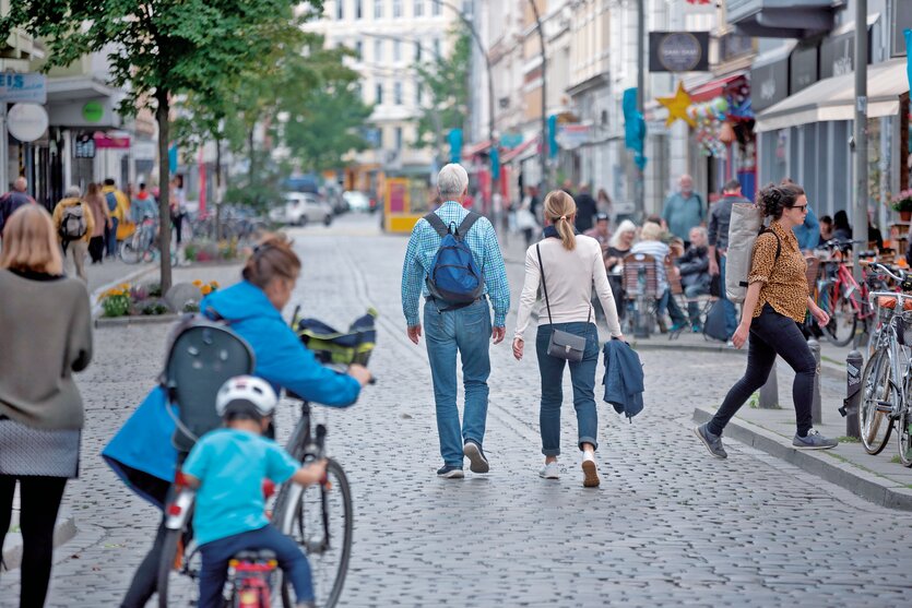 Fußgänger gehen auf einer Straße in Ottensen.