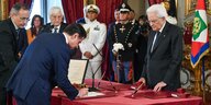 Premierminister Giuseppe Conte unterzeichnet während der Vereidigungszeremonie den Amtseid