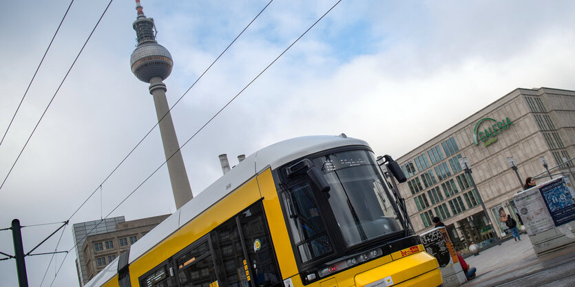 Eine Straßenbahn vor dem Berliner Fernsehturm am Alexanderplatz