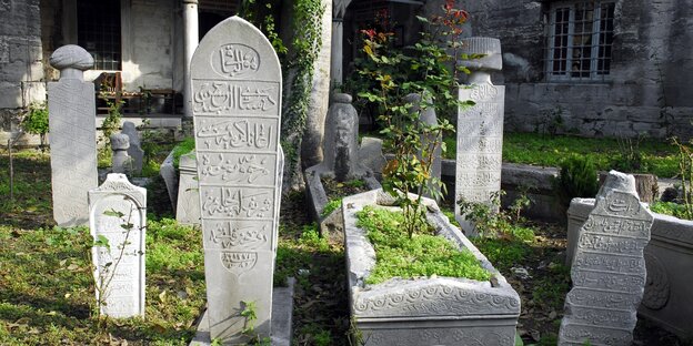 Grabsteine auf einem Friedhof an der Yeniceriler Caddesi, Istanbul, Türkei, Asien