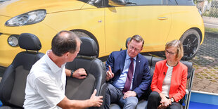 Bodo Ramelow, Thüringer Ministerpräsident, Katja Wolf, Eisenacher Oberbürgermeisterin, und Werkleiter Frank Leinhos (l) bei einem Beriebsrundgang im Autozulieferunternehmen Lear Corporation GmbH