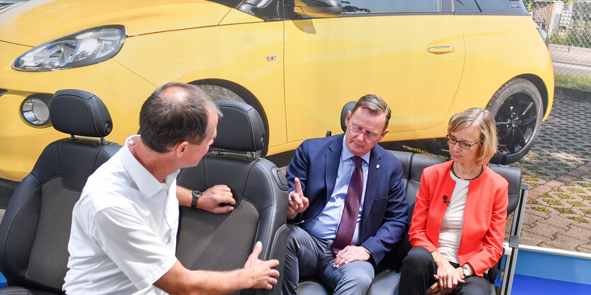 Bodo Ramelow, Thüringer Ministerpräsident, Katja Wolf, Eisenacher Oberbürgermeisterin, und Werkleiter Frank Leinhos (l) bei einem Beriebsrundgang im Autozulieferunternehmen Lear Corporation GmbH