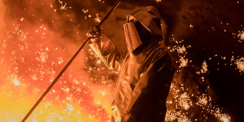 Ein Hochöfner arbeitet am Hochofen 2 im Werk Schwelgern von Thyssenkrupp. Hier wird Roheisen produziert.