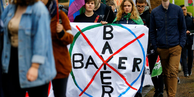 Demonstranten gegen Bayer bei der Hauptversammlung in Bonn