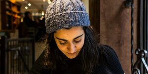 Deniz Yıldırım. Sie trägt eine graue Wollmütze und hat lange, lockige, dunkle Haare Deniz Yıldırım. Sie trägt eine graue Wollmütze und hat lange, lockige, dunkle Haare