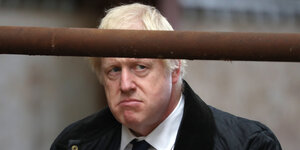 Boris Johnson schaut unzufrieden an der Kamera vorbei