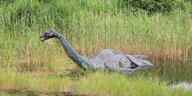 Eine Nachbildung von dem Monster im Loch Ness Centre in Drumnadrochit