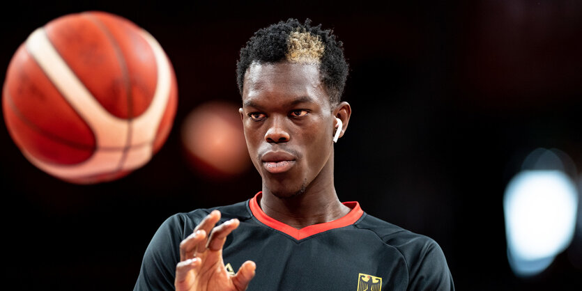 Dennis Schröder mit Ball