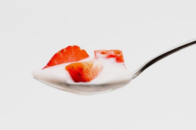 Ein Löffel mit Erdbeerjoghurt