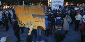 "Macht für das Volk!", steht auf einem Plakat. Protestaktion am 5. September in St. Petersburg