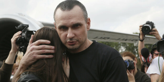 Oleg Senzow umarmt seine Tochter