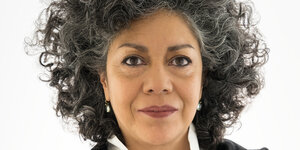 Doris Salcedo lächelt. Ihr dunkles, krauses Haar ist mit grauen Strähnen durchzogen.