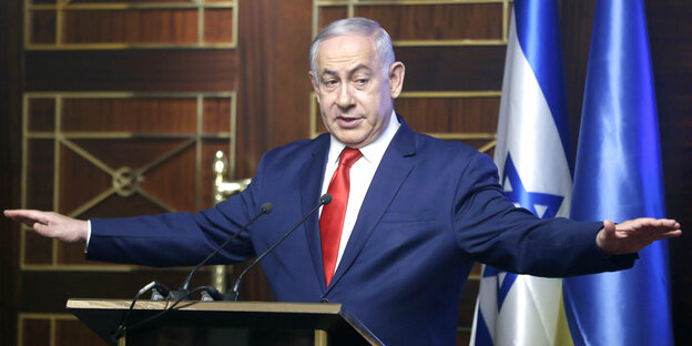 Benjamin Netanjahu mit ausgestreckten Armen