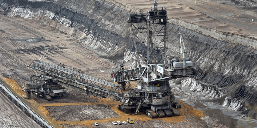 Ein reisiger RWE-Schaufelradbagger steht im Tagebau Garzweiler