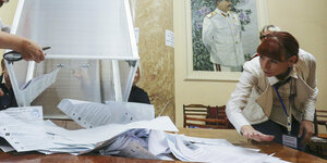 Mitarbeiter der Wahlkommission beginnen während der Gouverneurs- und Regionalratswahlen in einem Wahllokal Stimmen zu zählen