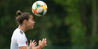Fußballerin Lena Oberdorf köpft einen Ball