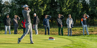 Der Golfer Max Schmitt beim Abschlag.