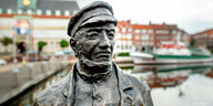 Eine Statue mit Seemansmütze steht vor dem Emdener Rathaus