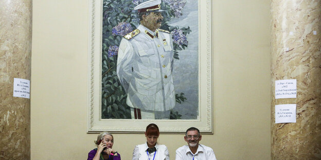 Wahlkommission in Wolgograd mit einem Stalinporträt an der Wand