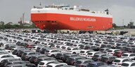 Neuwagen stehen in Bremerhafen zum Export bereit