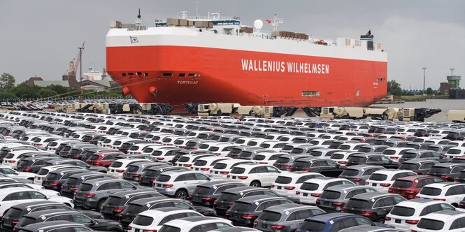 Neuwagen stehen in Bremerhafen zum Export bereit