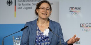 Katja Grieger, Geschäftsführerin des Bundesverband Frauenberatungsstellen und Frauennotrufe, spricht bei einer Preisverleihung