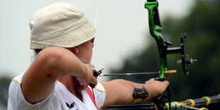 Elena Richter spannt die Sehne ihres Bogens kurz vor dem Schuss